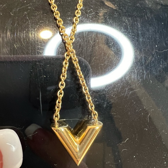 LOUIS VUITTON Essential V Necklace W Box & Dustbag - Picture 13 of 16